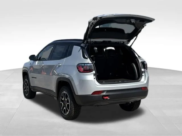 New 2026 Silver Zynith Metallic Clear-Coat Exterior Paint Jeep Trailhawk image 16