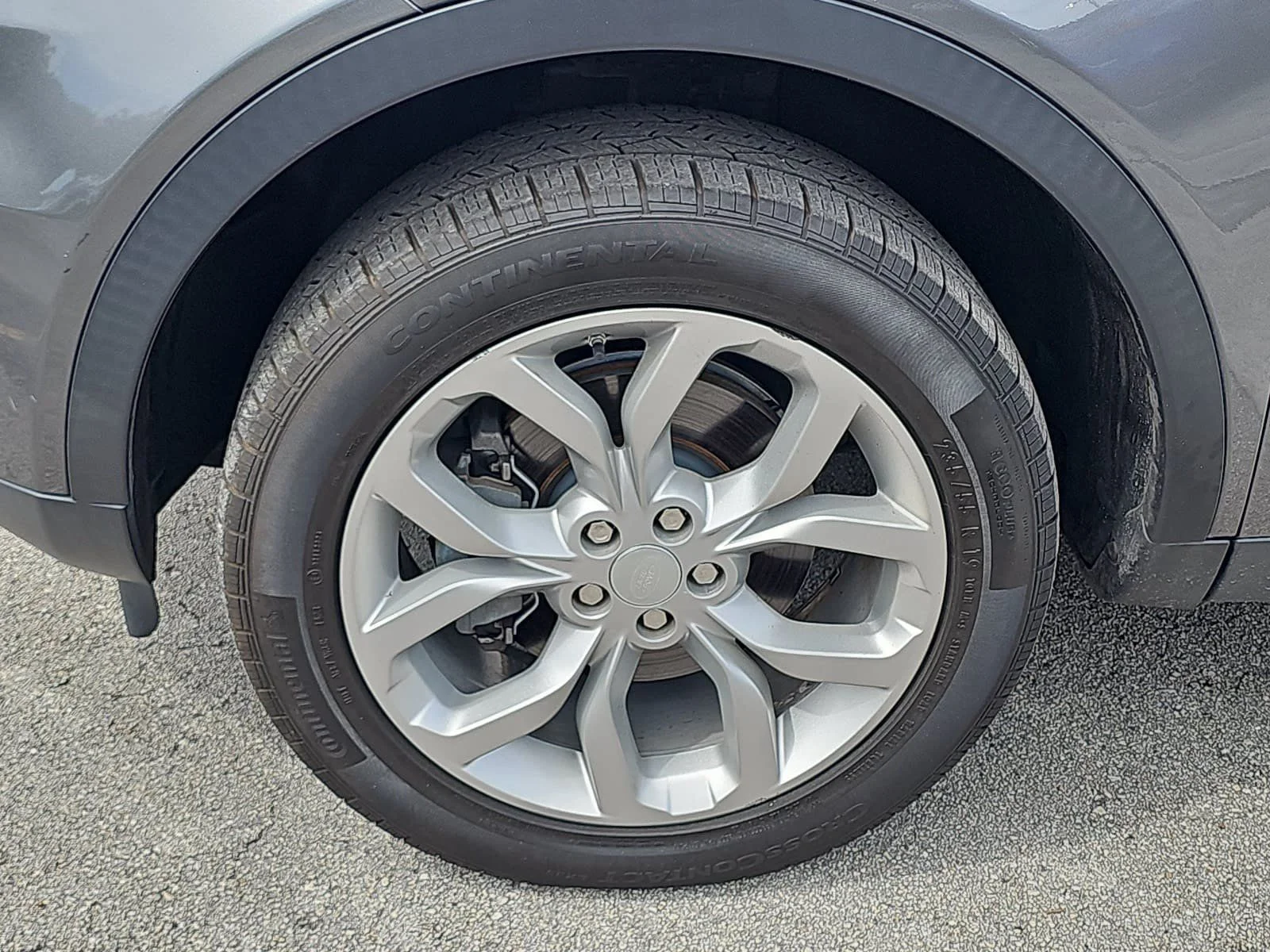 Used 2018 Gray Land Rover SE image 10