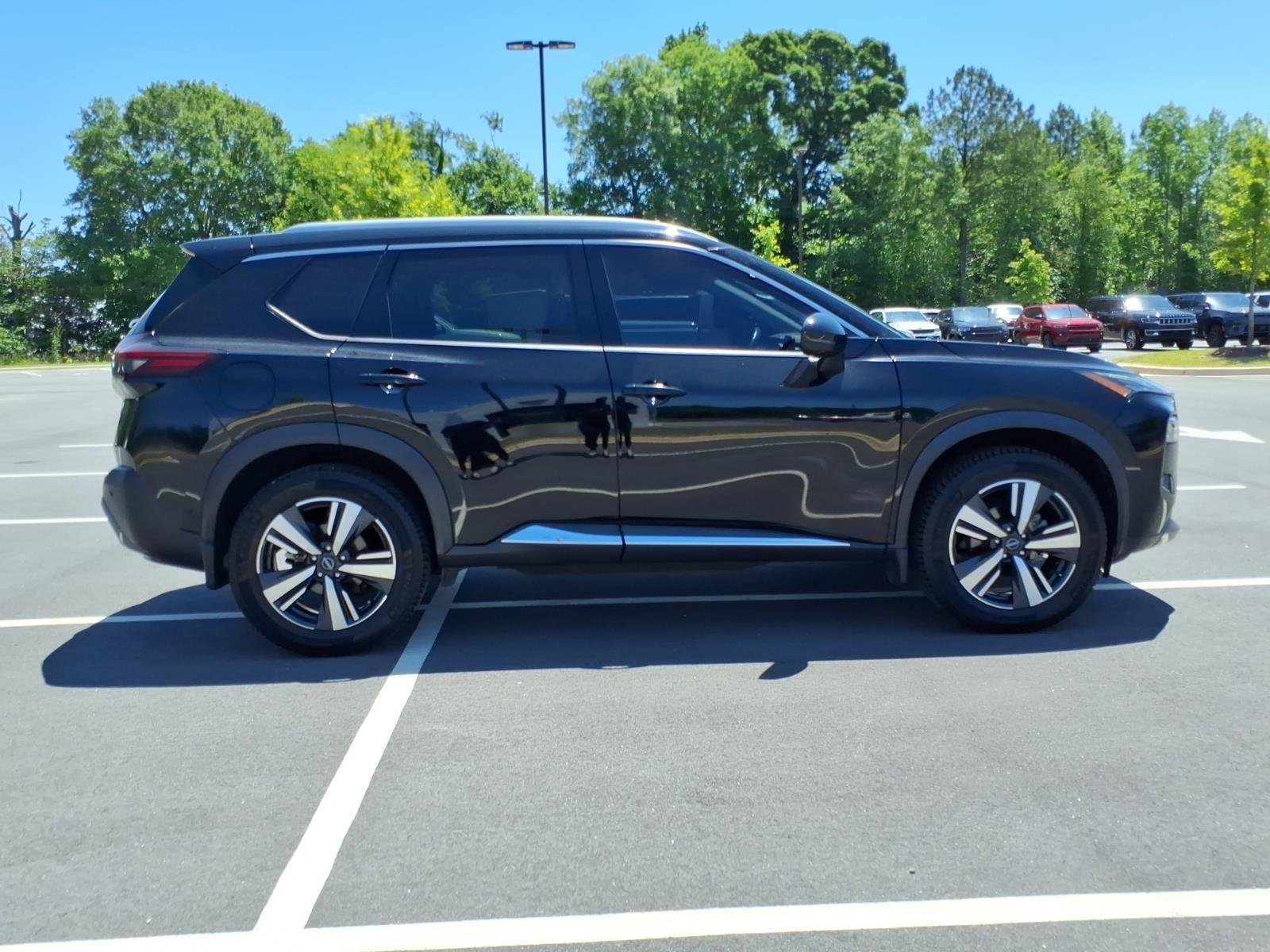 Used 2022 Super Black Nissan SL image 10