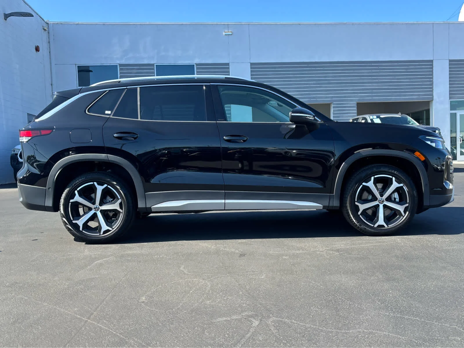 New 2026 DEEP BLACK Volkswagen SE image 2