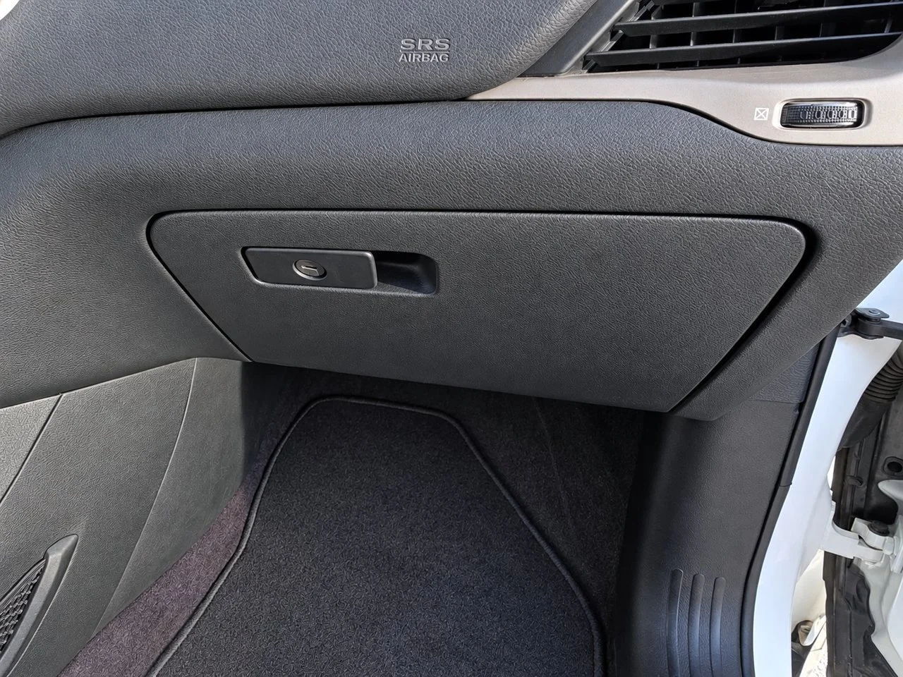 Used 2016 Bright White Jeep Latitude FWD image 33