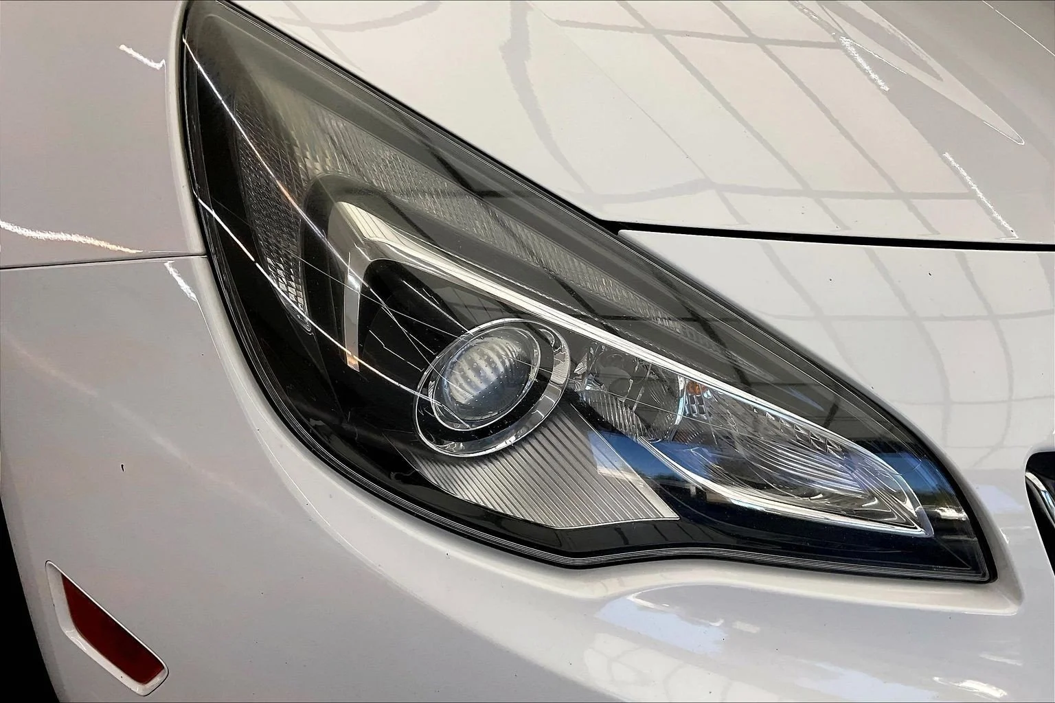 Used 2018 Summit White Buick Premium image 27