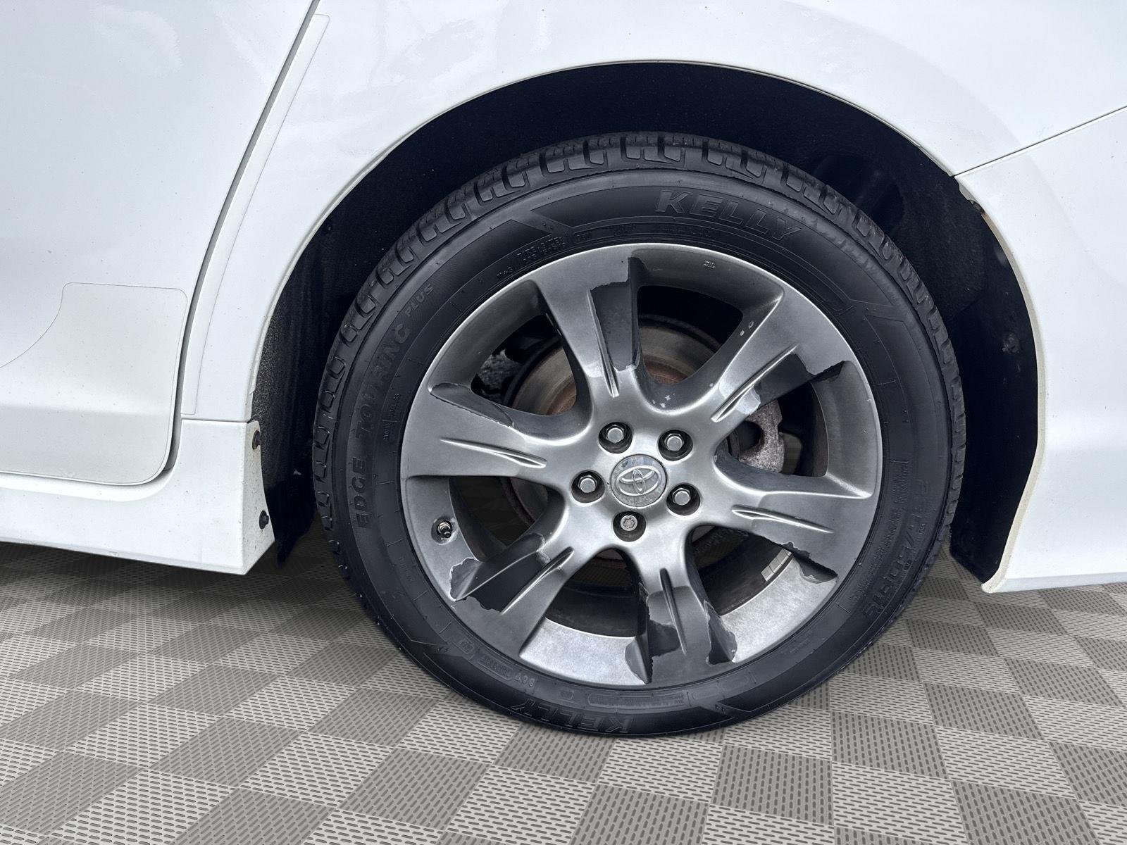 Used 2015 Super White Toyota SE Premium image 18