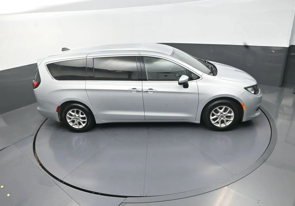 Used 2022 Silver Chrysler LX image 22