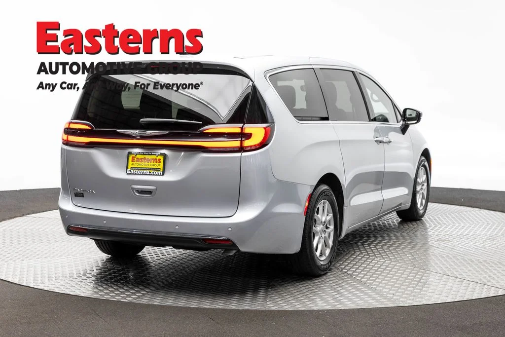 Used 2024 Silver Chrysler Touring L image 5