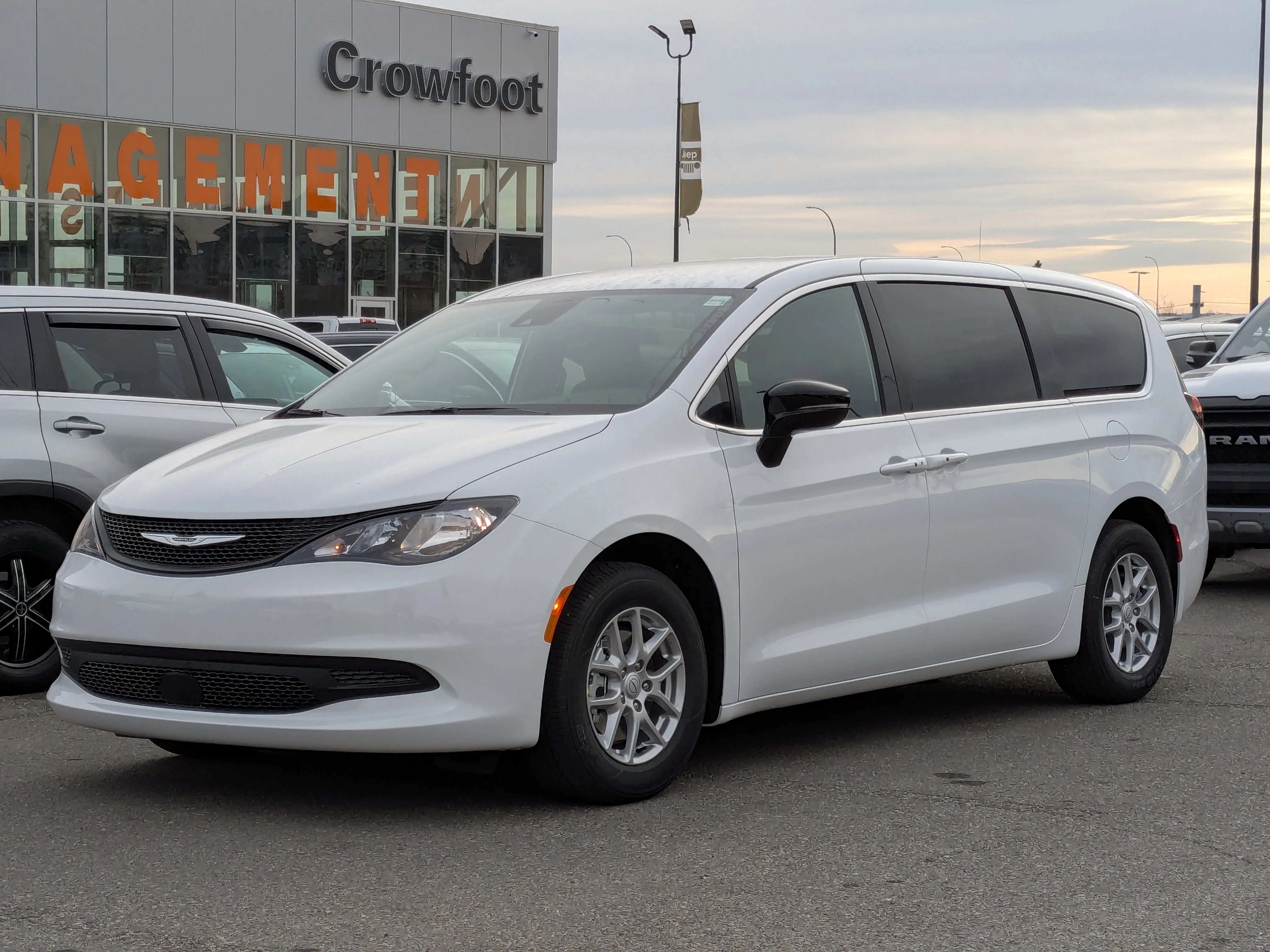 New 2026 White Chrysler SXT - Power Liftgate - Power Sliding Doors - Leather - Remote Start image 4