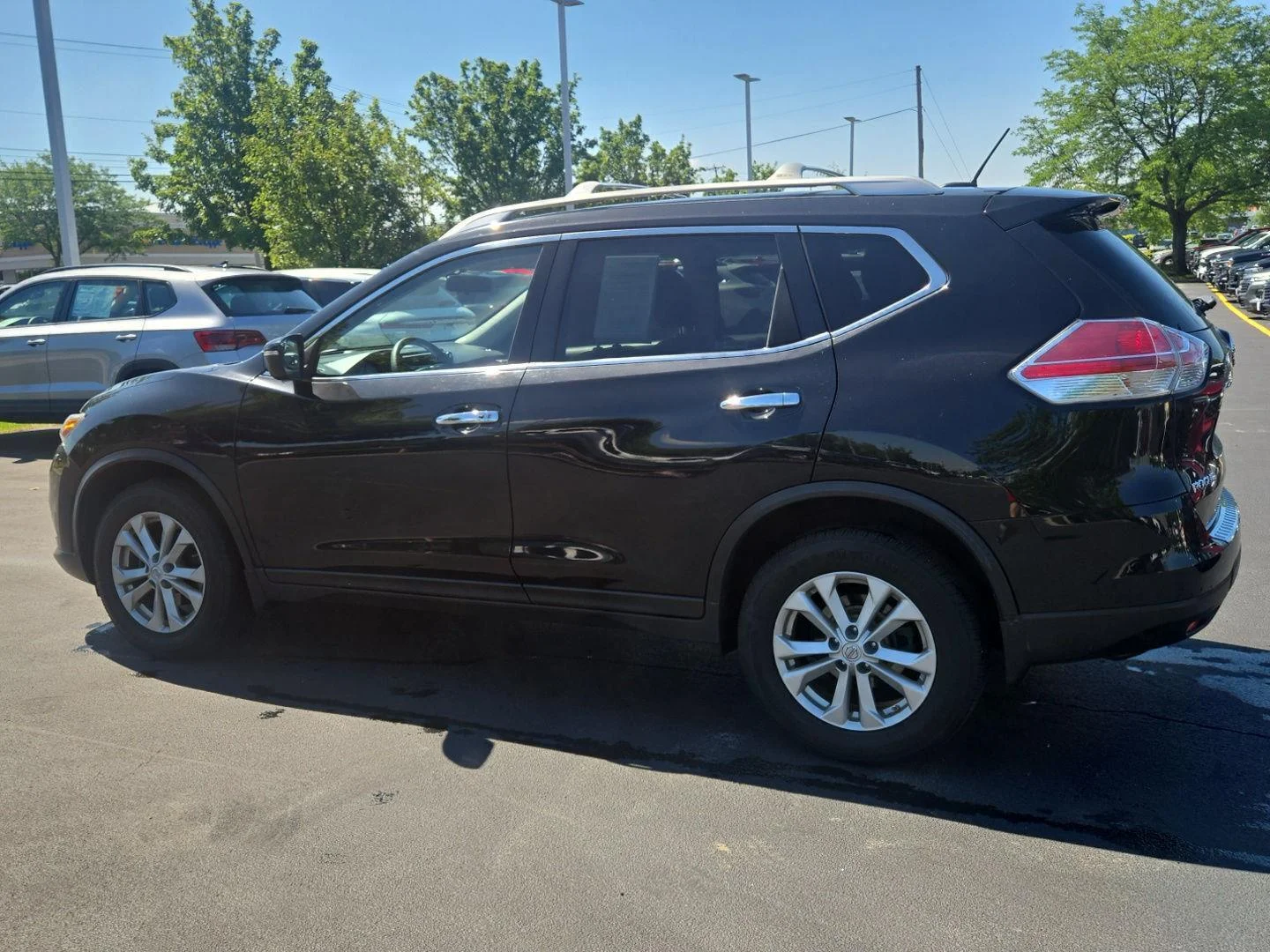 Used 2016 Magnetic Black Nissan SV image 3