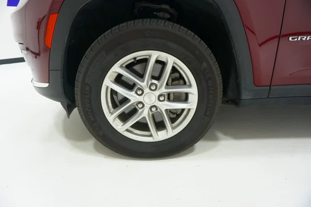 Used 2025 VELVET RED PRLC Jeep Laredo image 13