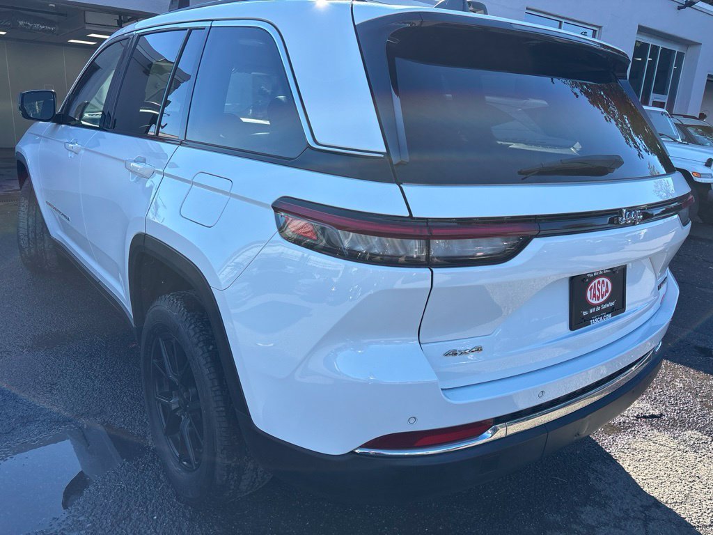 Used 2022 White Jeep Limited image 4