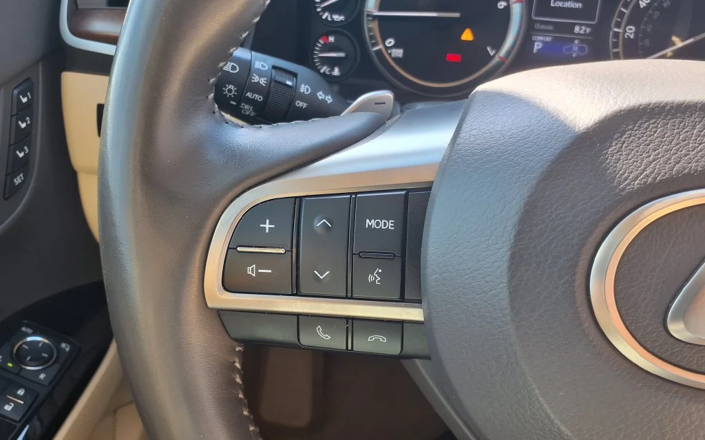 Used 2021 White Lexus 570 image 25