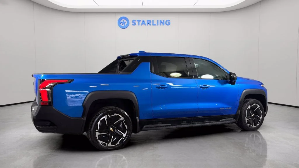 Used 2025 Riptide Blue Metallic Chevrolet LT - Extended Range image 10