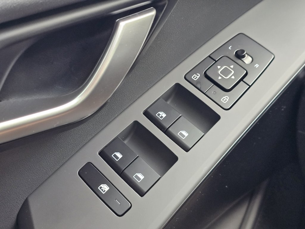 2025 Kia Niro LX - Photo 12