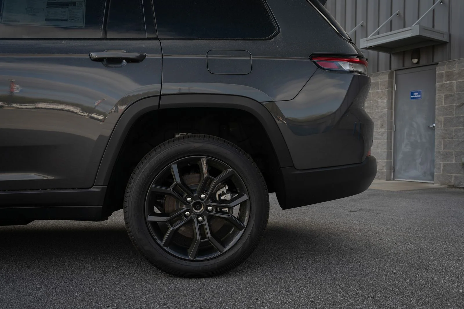 New 2025 Baltic Gray Metallic Clear-Coat Exterior Paint Jeep Limited image 6