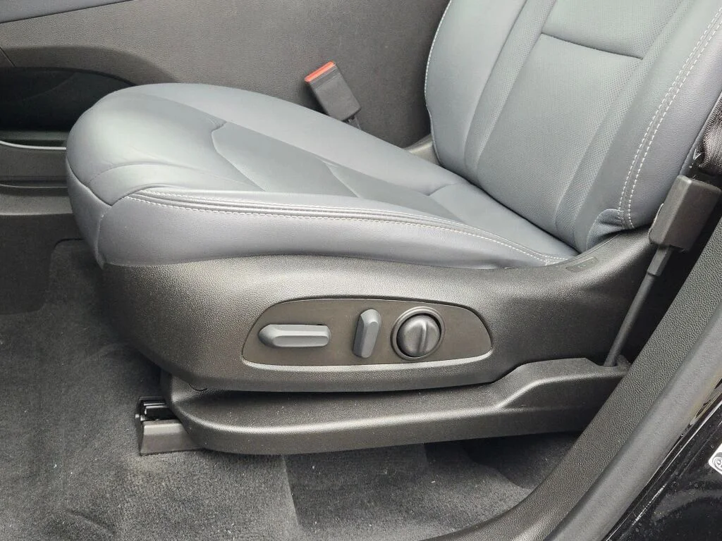 Used 2023 Black Buick Essence image 24