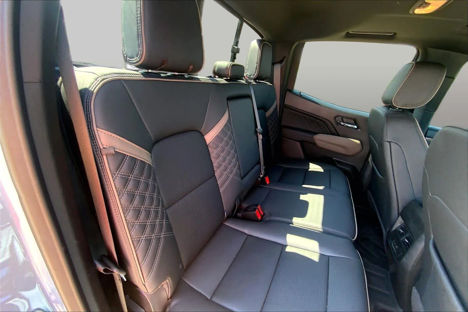 Used 2025 Glacier Metallic GMC Denali image 19