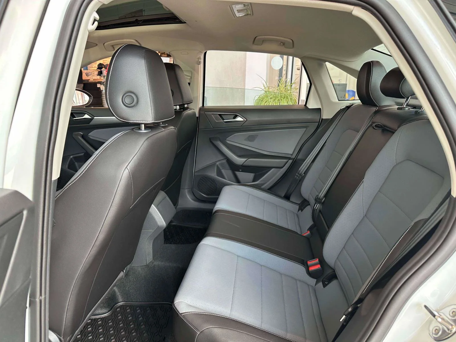 2025 Volkswagen Jetta SE - Photo 8