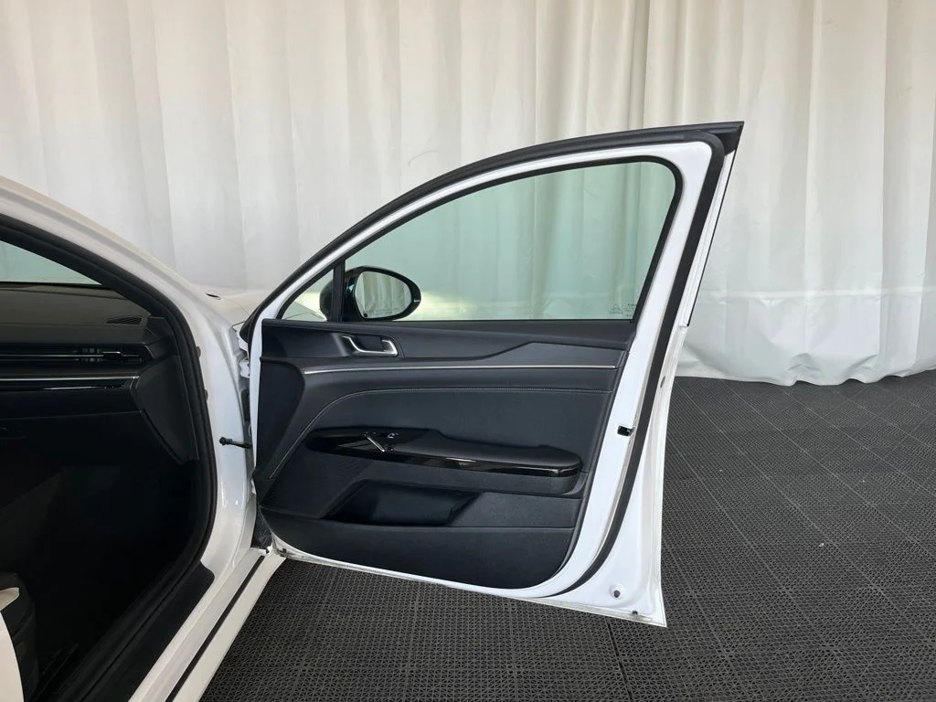 Used 2025 White Kia GT-Line image 19