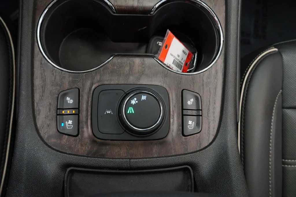 Used 2023 White Frost Tricoat GMC Denali image 25