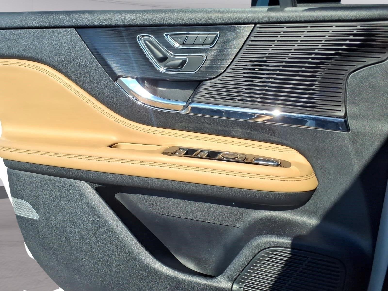 Used 2022 Pristine White Metallic Tri-Coat Lincoln Reserve image 18