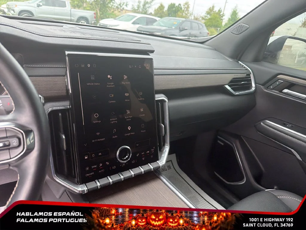 Used 2024 White Frost Tricoat GMC Denali image 20