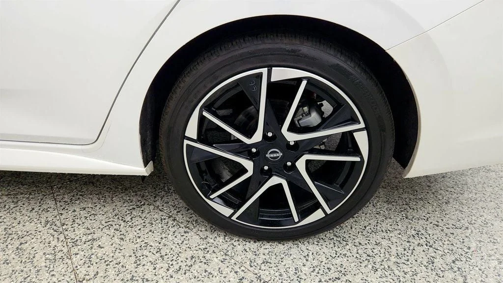 Used 2025 Aspen White Tricoat/Super Black Nissan SR CVT image 9