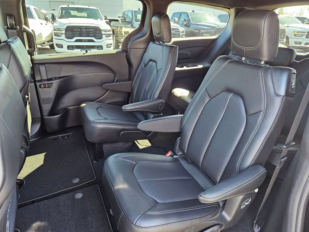 New 2026 Diamond Black Crystal Pearl-Coat Exterior Paint Chrysler Select image 25