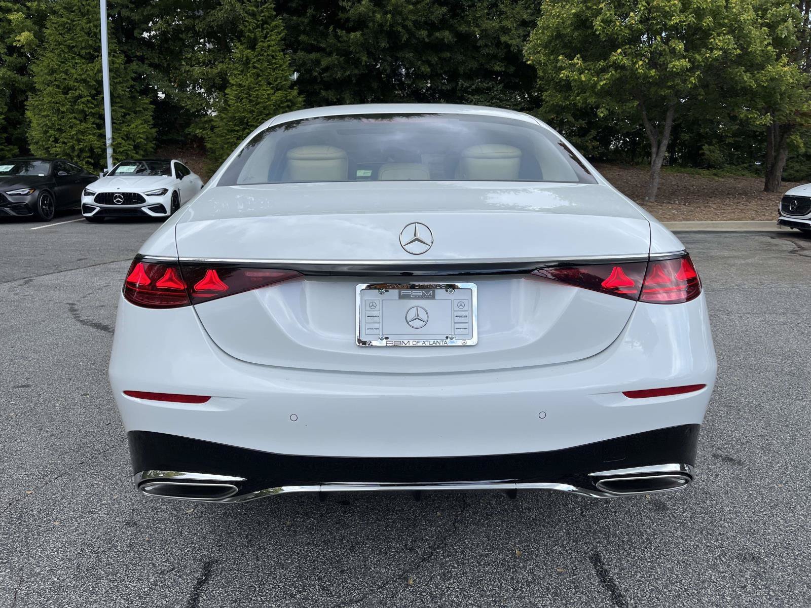 New 2027 MANUFAKTUR Moonlight White Metallic Mercedes-Benz S 500 4MATIC® Sedan image 8