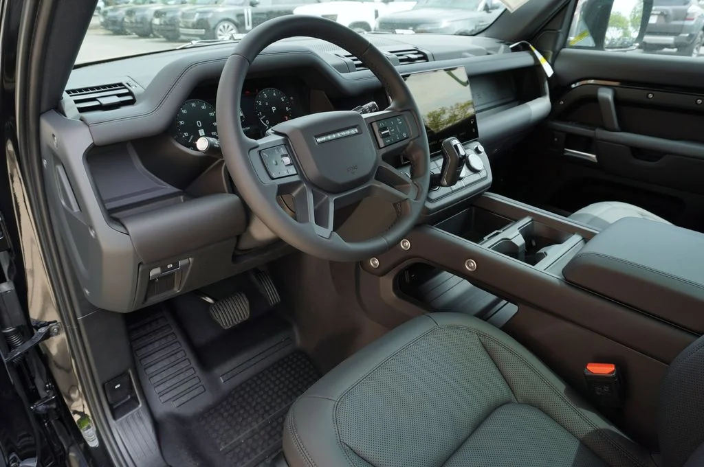 Used 2026 Black Land Rover X-Dynamic SE image 12