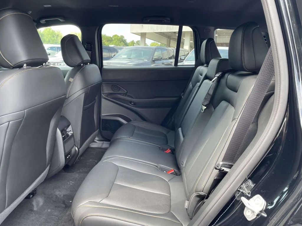 New 2026 Diamond Black Crystal Pearlcoat Jeep Laredo image 20