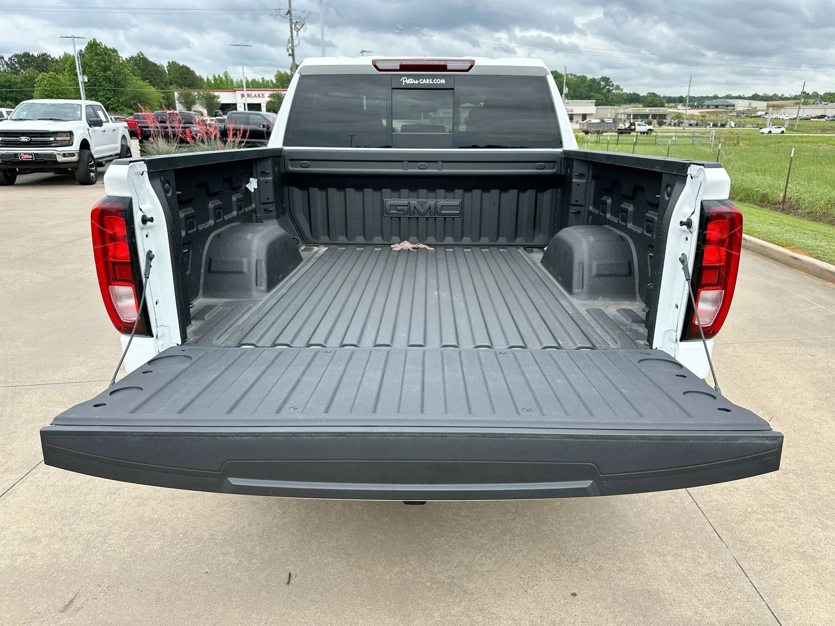 Used 2024 Summit White GMC Elevation image 22