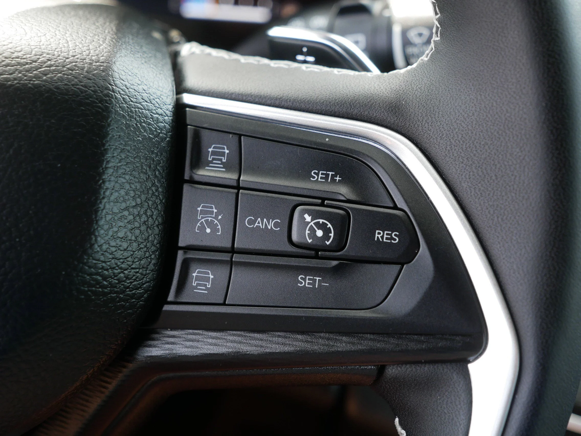 Used 2024 Diamond Black Crystal Pearlcoat Jeep Altitude X image 29