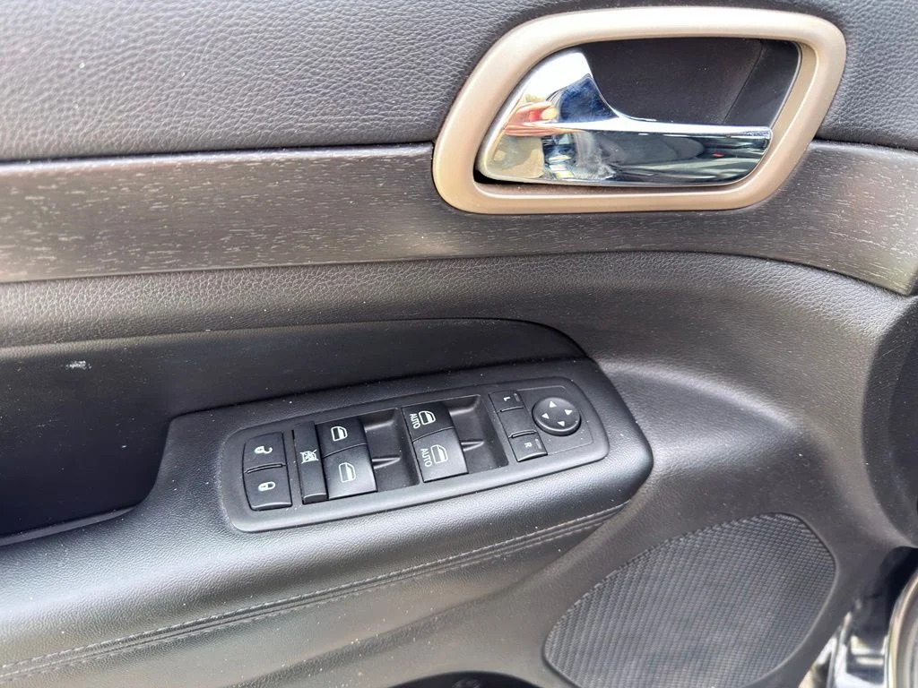 Used 2017 Black Jeep Laredo image 20