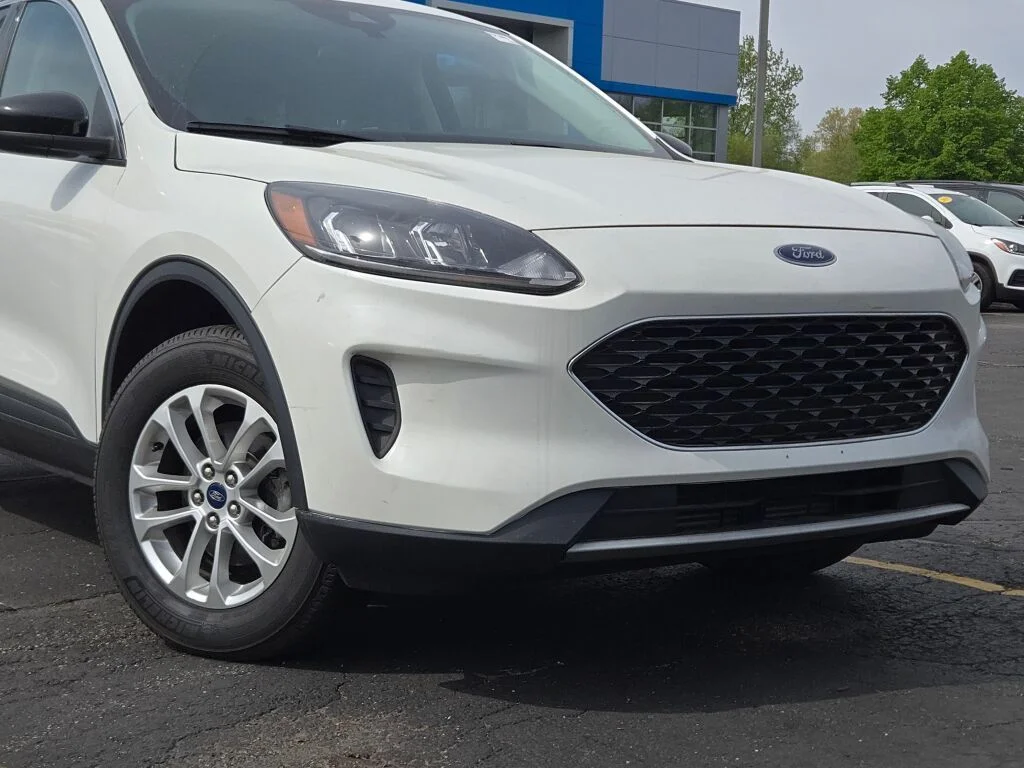 Used 2022 White Ford SE image 2