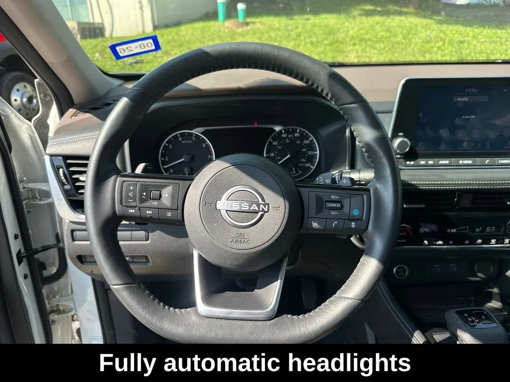 Used 2023 White Nissan SL image 18