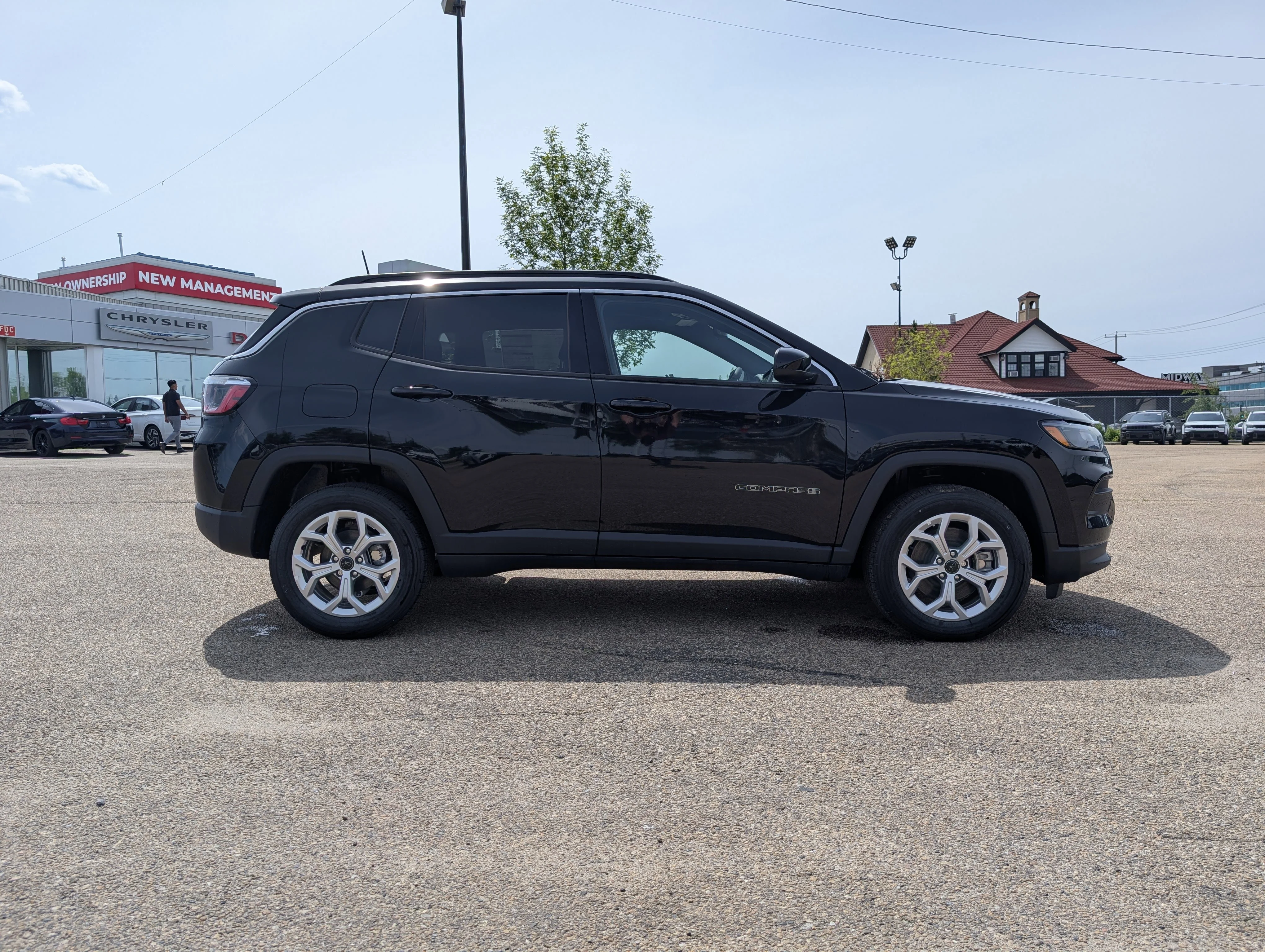 New 2026 Diamond Black Crystal Pearl Jeep North image 8