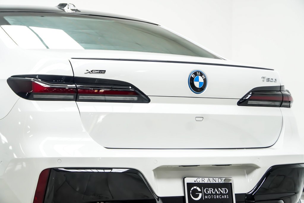 Used 2025 White BMW 750e xDrive image 26