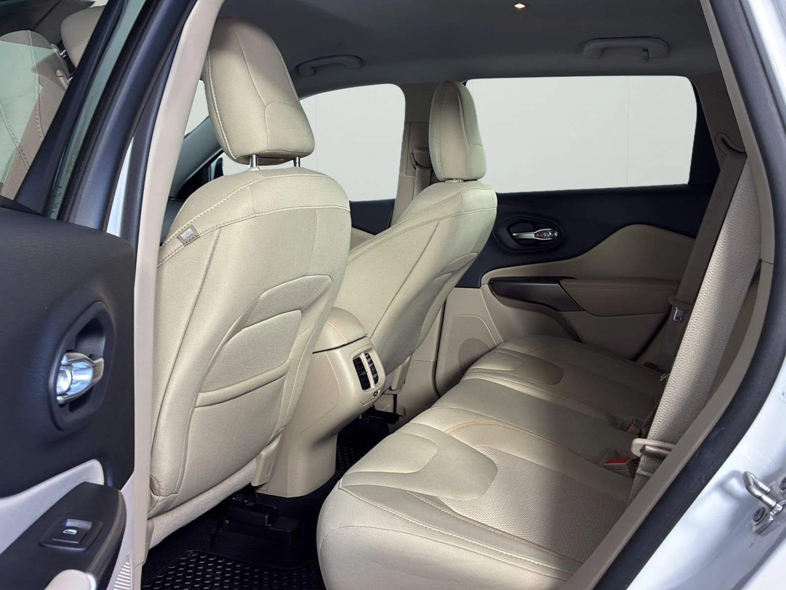 Used 2019 Bright White Clearcoat Jeep Latitude image 15
