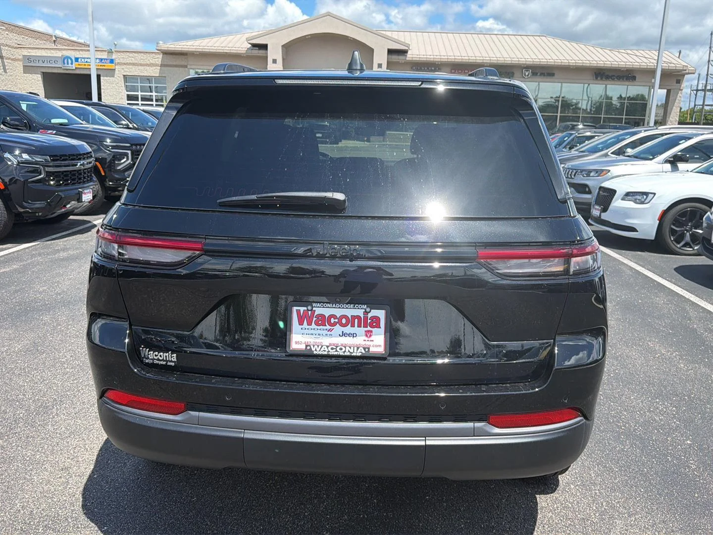 New 2026 Diamond Black Crystal Pearl-Coat Exterior Paint Jeep Laredo Altitude image 4