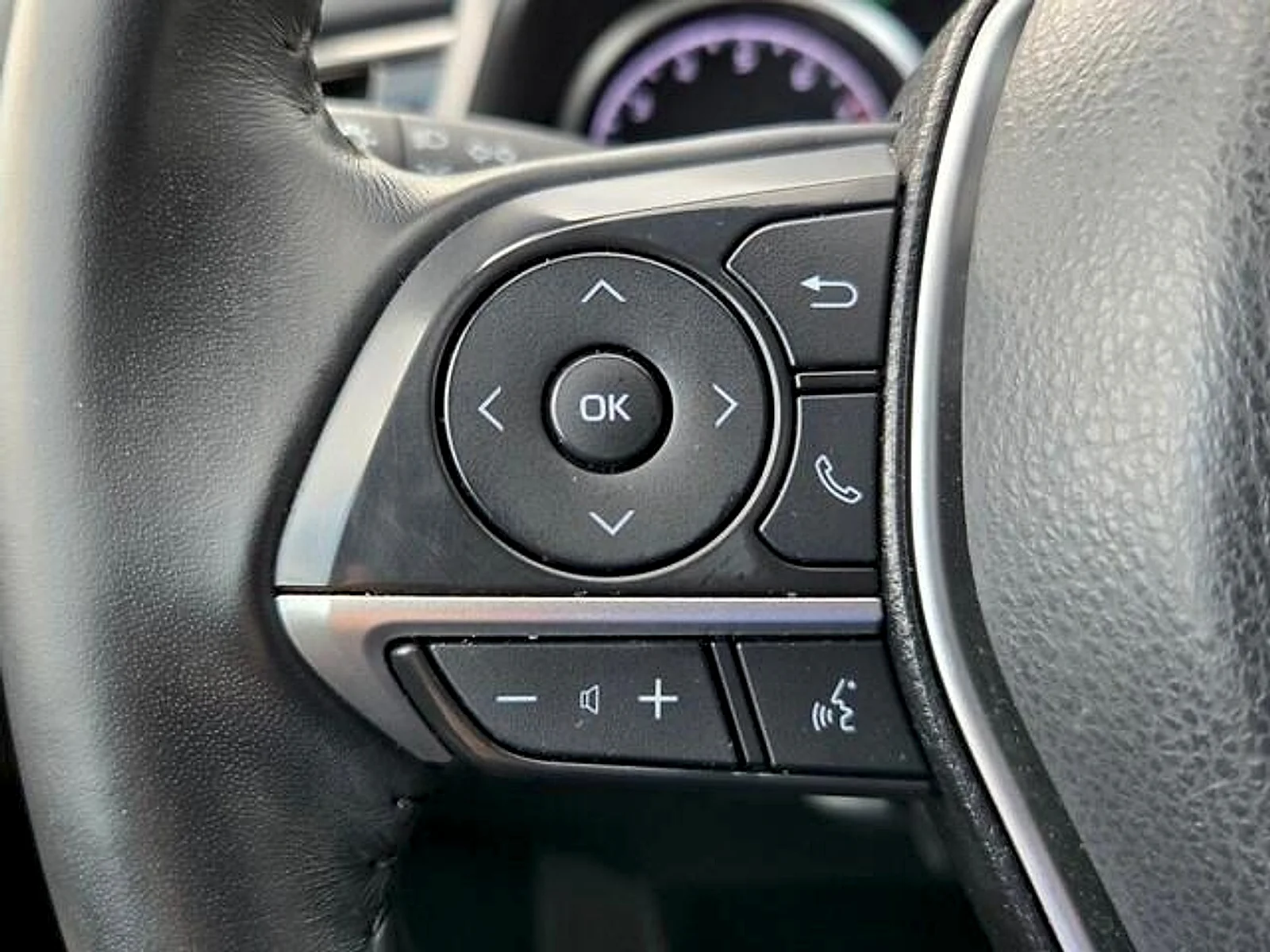 Used 2021 Wind Chill Pearl Toyota XLE image 24