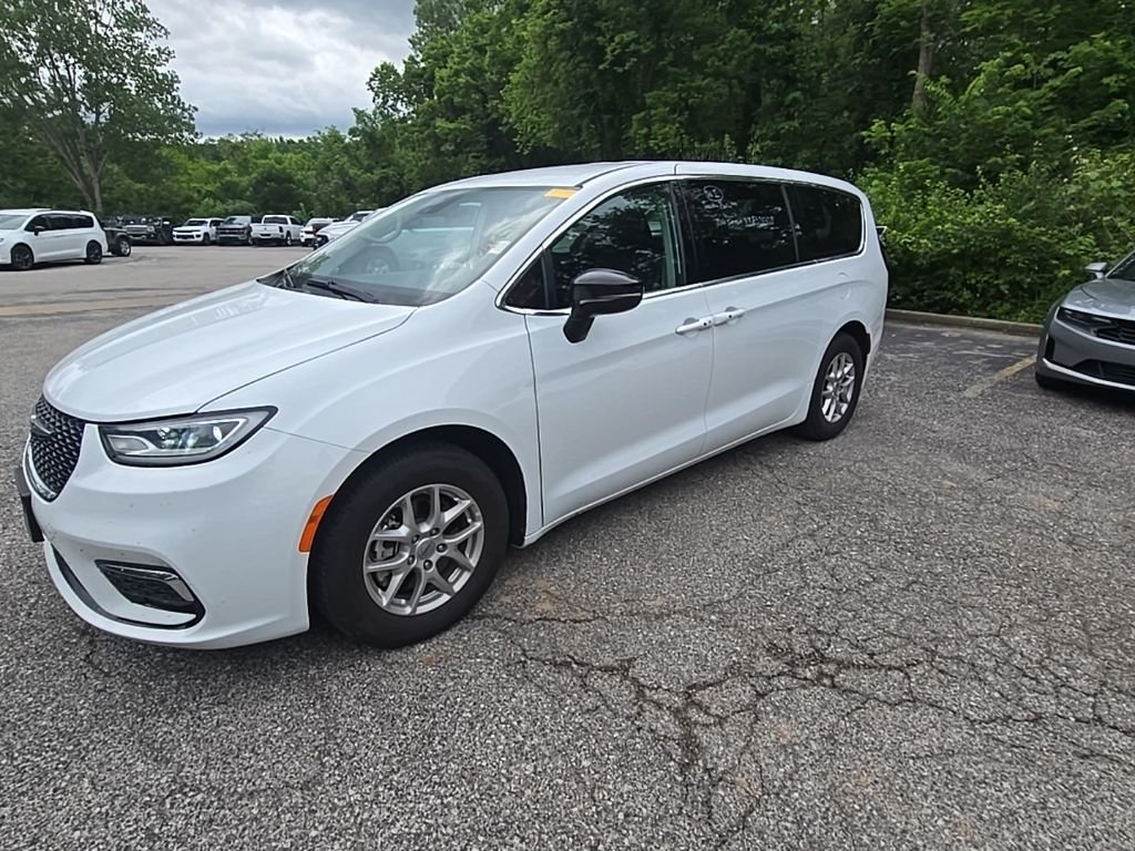 Used 2024 Chrysler Pacifica Touring L with VIN 2C4RC1BG1RR116616 for sale in Kansas City