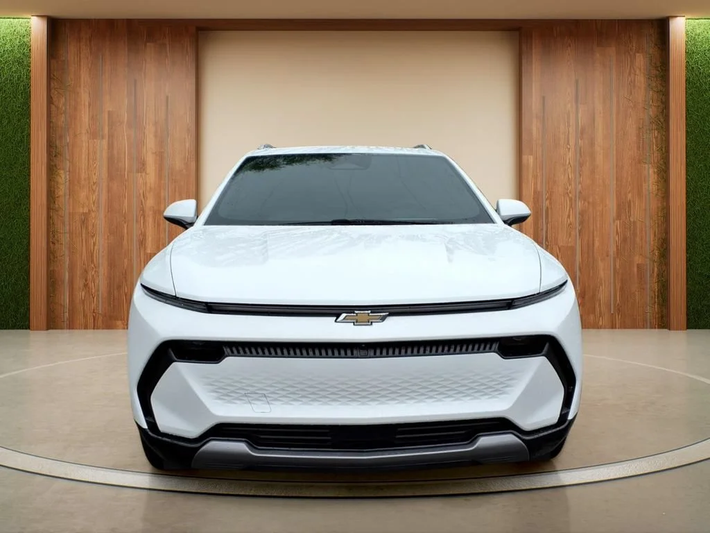 Used 2025 Summit White Chevrolet LT image 2