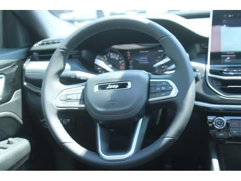 New 2025 Red Hot Pearl-Coat Exterior Paint Jeep Latitude image 6