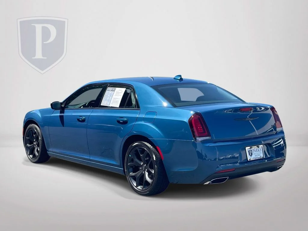Certified Used 2022  Chrysler Touring image 6