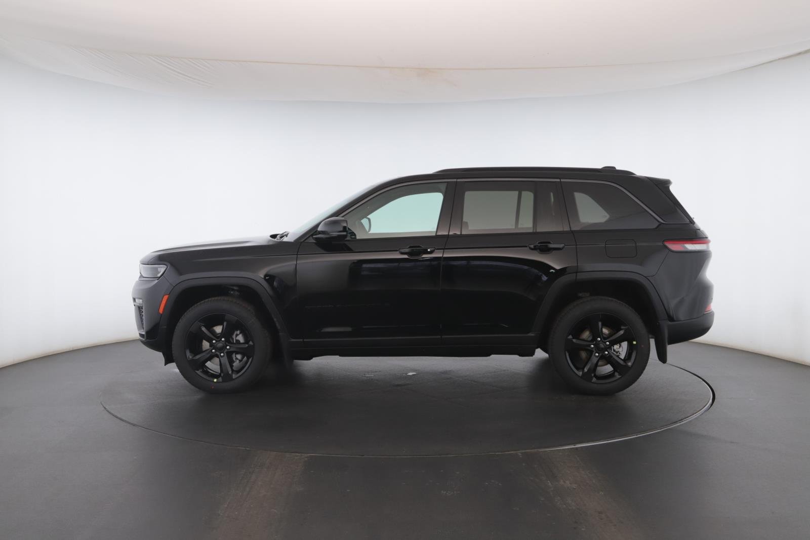 New 2026 Diamond Black Crystal Pearl-Coat Exterior Paint Jeep Limited image 17
