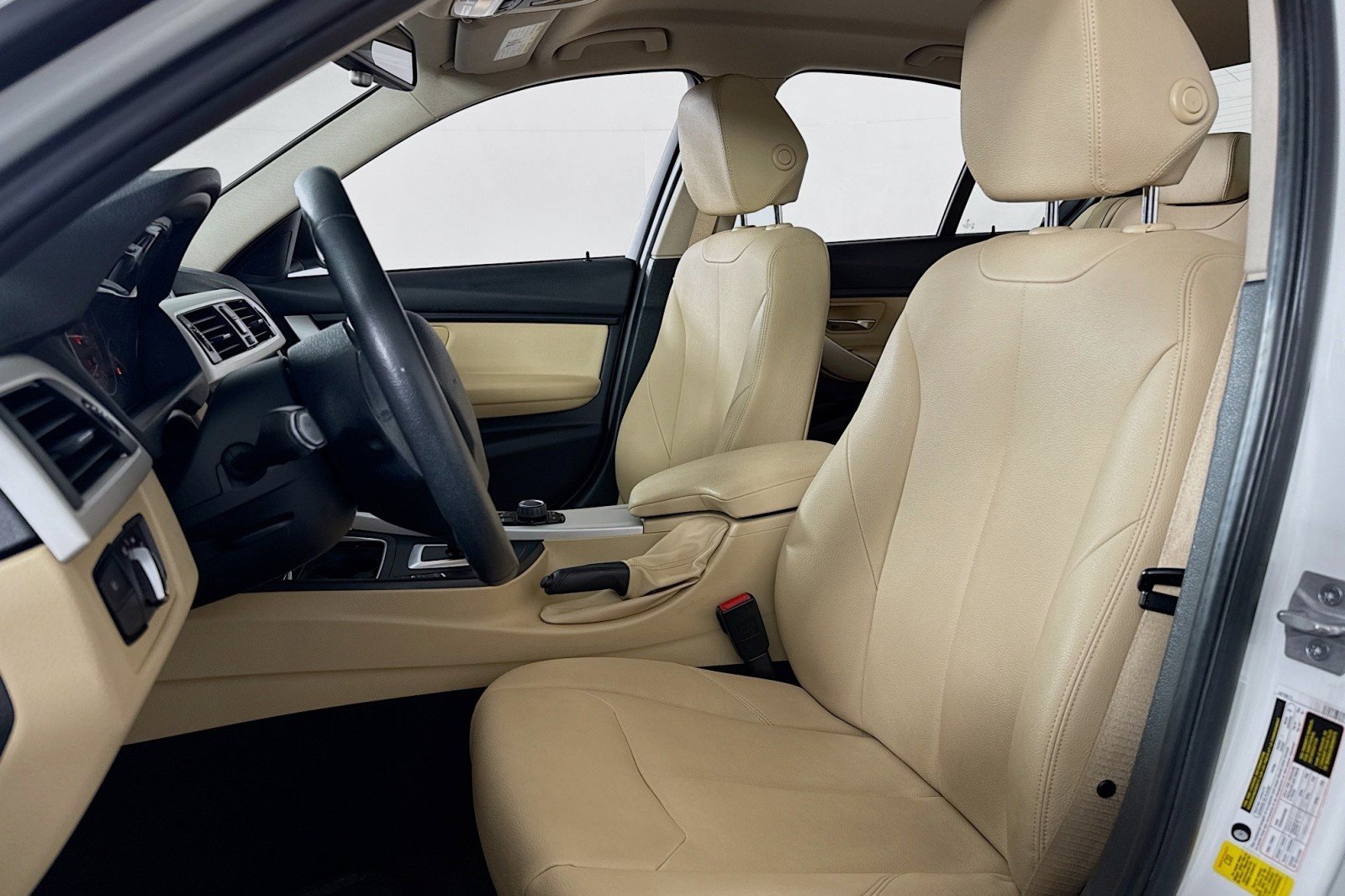 Used 2018 Alpine White BMW 320i image 16