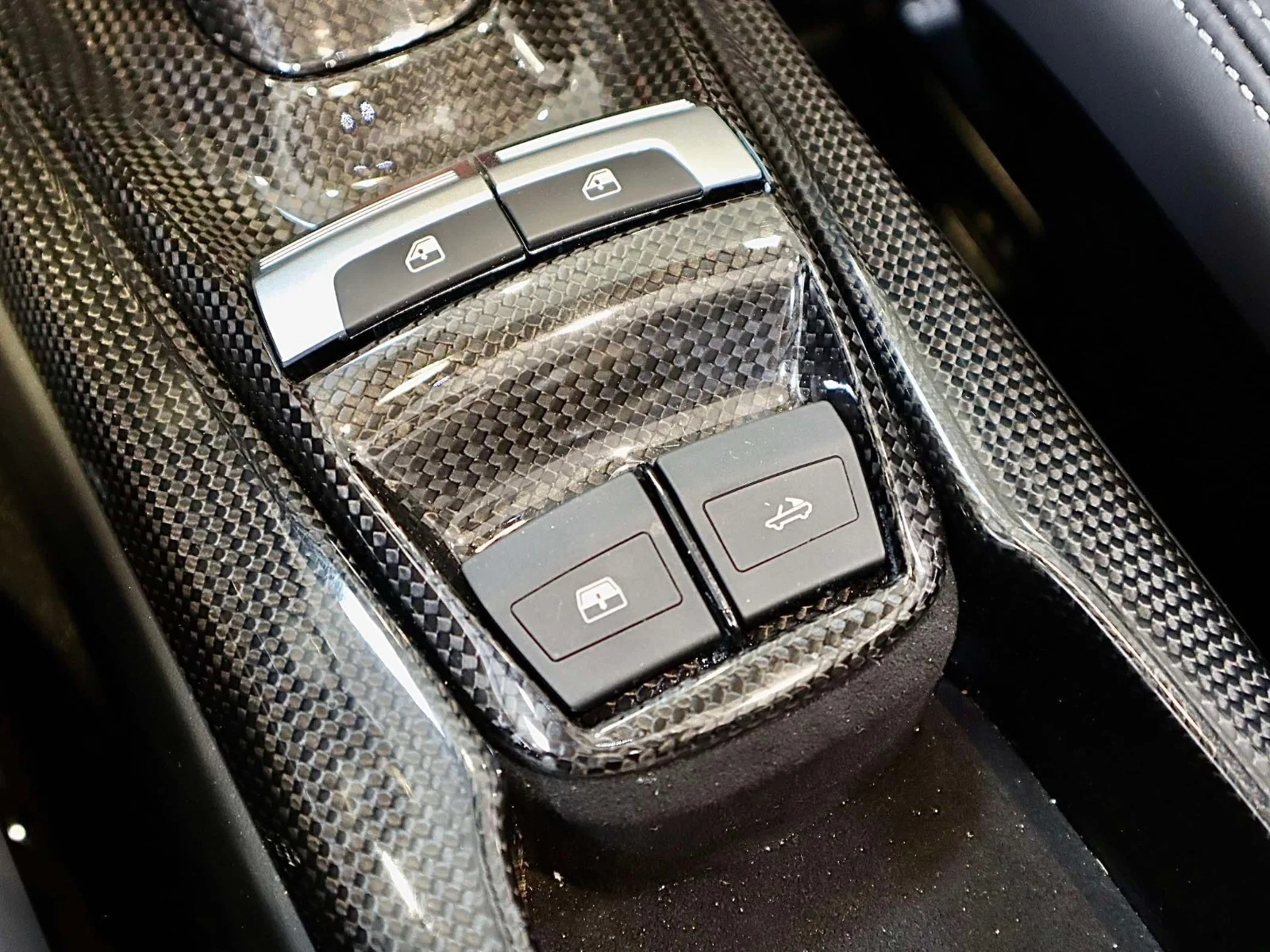 Used 2018 Grigio Silverstone Metallic Ferrari Convertible image 31