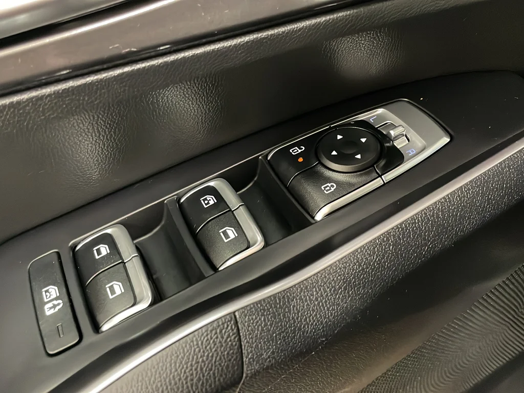 Used 2024 Black Kia S image 39