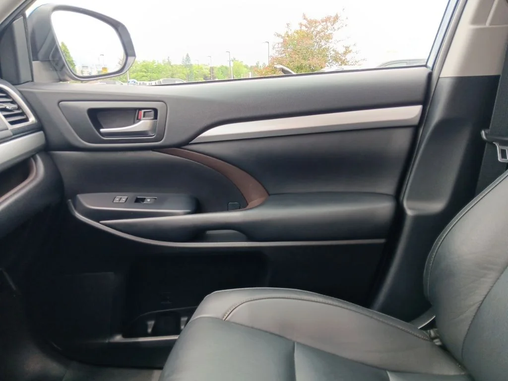Used 2019 Shoreline Blue Pearl Toyota XLE image 40