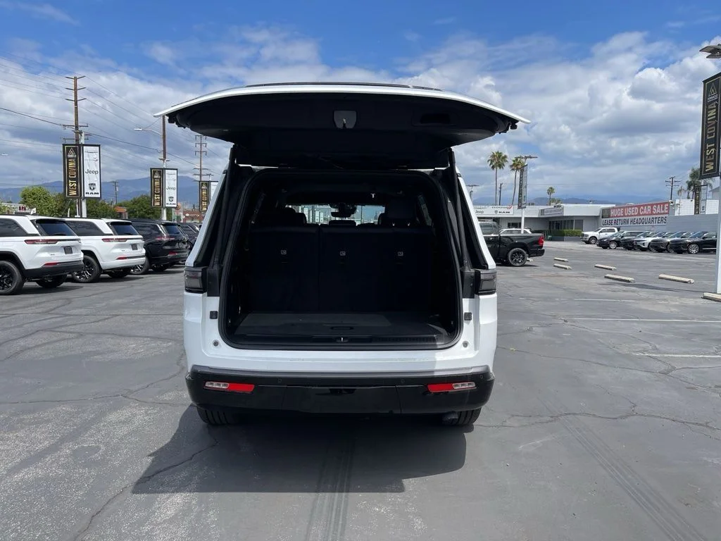 New 2026 Bright White Clear-Coat Exterior Paint Jeep Limited Altitude image 10