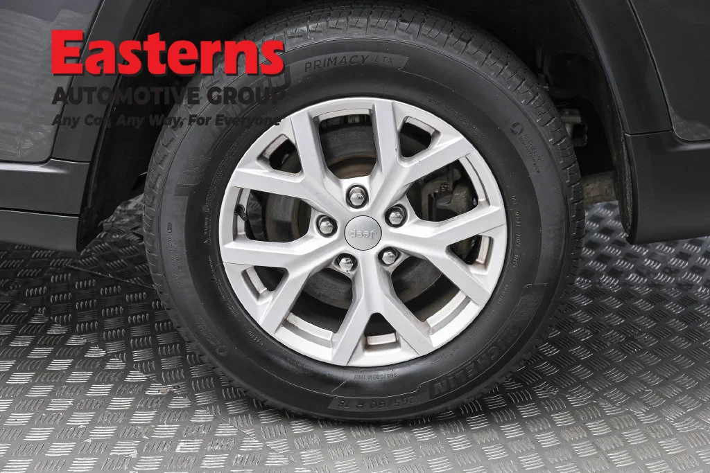 Used 2022 Gray Jeep Limited image 8